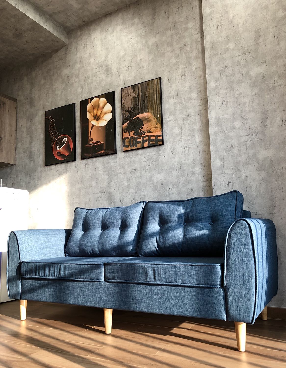 Kiểu dáng, chất lượng vải và độ lún đều đúng như tưởng tượng của mình. Mình rất vui khi màu của sp thật đạt 98% giống hình. Vì vậy chiếc sofa ăn nhập vào tổng thể của căn nhà xanh navy của mình luôn. Đúng là hàng Vietnam chất lượng cao :)