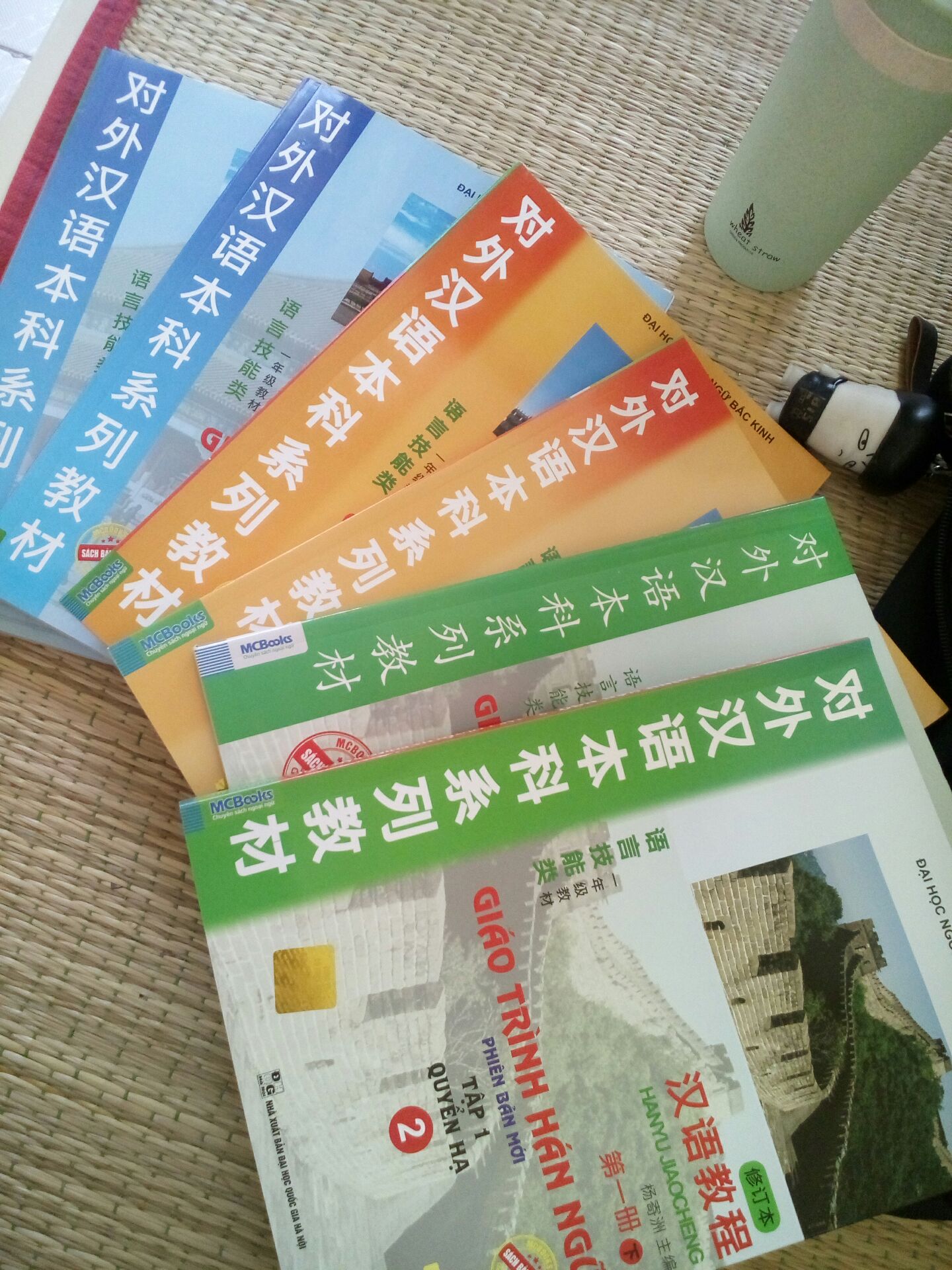 chồi ôi,  tiki giao hàng siêu nhanh,  dự kiến thứ 5 mà hôm nay thứ 2 đã giao rồi ,  sách đủ combo  luôn đúng y như mô tả nha ,  vừa mới in năm nay đó mọi người,  mau mau quẹo lựa ủng hộ tiki nào,  À tui mua của Vadata nha