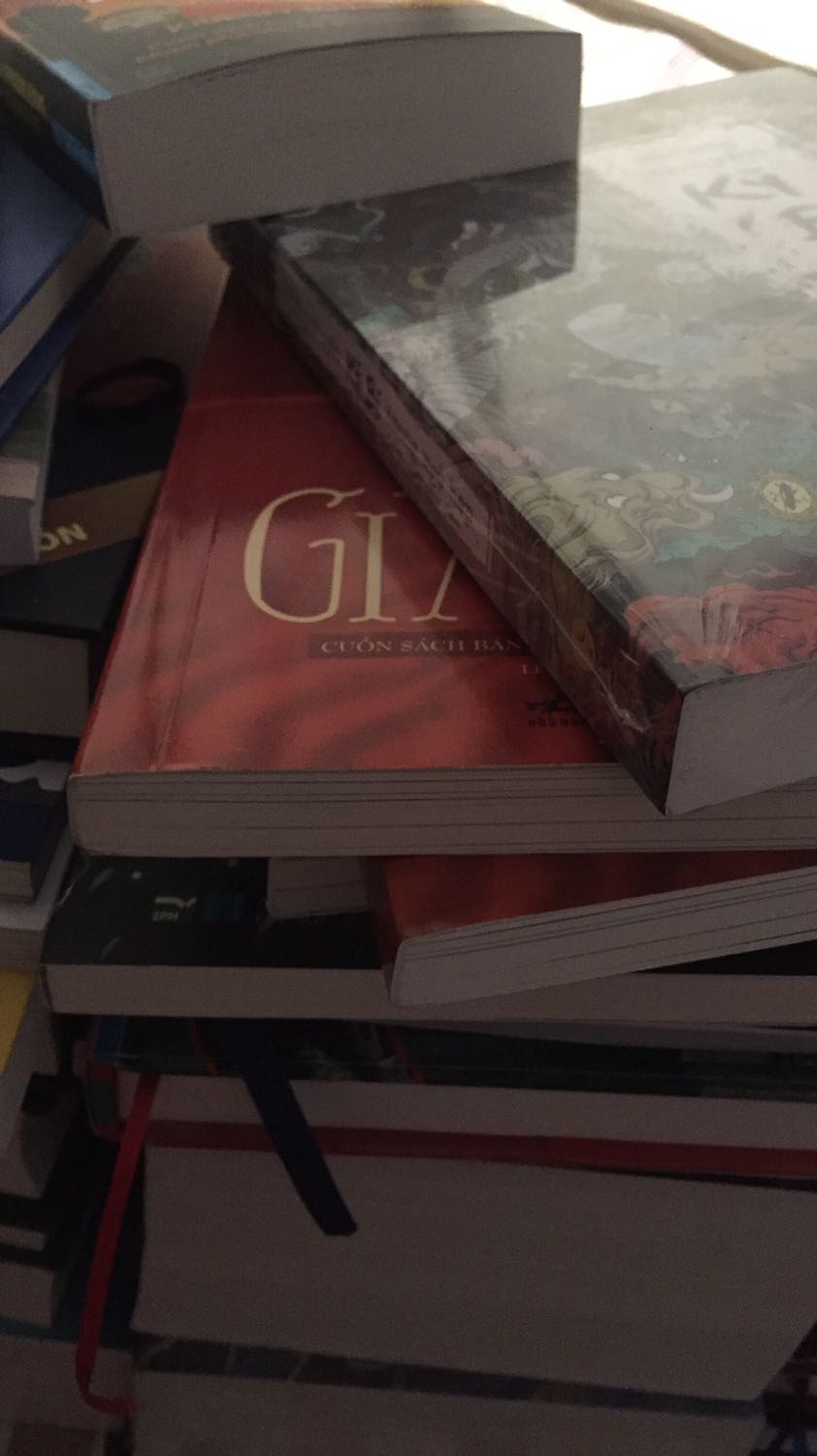 Bìa đẹp, Giấy tốt nhung nội dung hơi chán.
Mình kì vọng vào 1 cái gì đó rùng rợn và ma mị hơn.
Sách phù hợp cho lứa tuổi 10+ 
sách giao còn nguyên seal k bị rách hay móp méo.