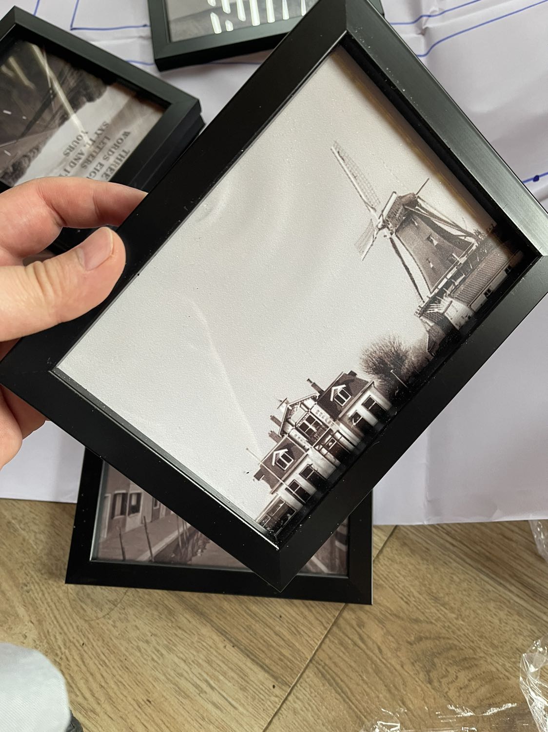 Chất lượng sản phẩm kém ( kính vỡ, góc tranh cũng thế )