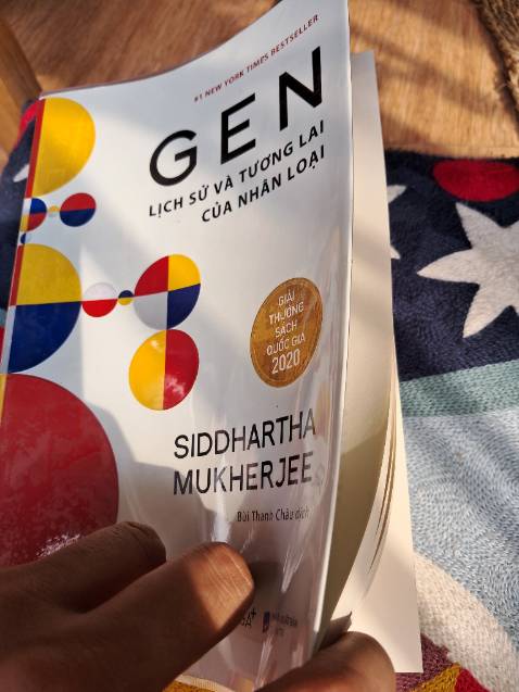 Cuốn sách không có gì vui. Thường đưa những dữ kiện 199x và các sự  kiện khác mà bản thân mình thấy nó ko mạch lạc và thành chuỗi được. new york time best seller ko phải lúc nào cũng hay.. ngay cả tác phẩm về ung thư cùng tác giả cũng vậy. Kiểu như đi lấy lại dữ kiện và ghép thành 1 cuốn sách.