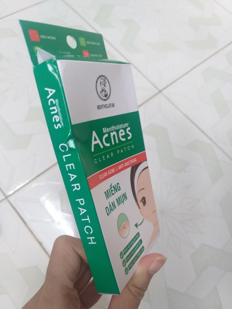 giá rẻ so với các loại khác, hộp móp méo, có que kẹp kèm theo, miếng dán khá chắc và mỏng nhưng ko hút được mụn như các hãng khác, chỉ hỗ trợ làm xẹp mụn nhanh, phù hợp dán khi ra đường chống bụi, miếng dán tròn có 2 kích thước, theo mình thấy hơi to, nếu có 1 cỡ nhỏ hơn và 1 cỡ to sẽ tiện lợi hơn