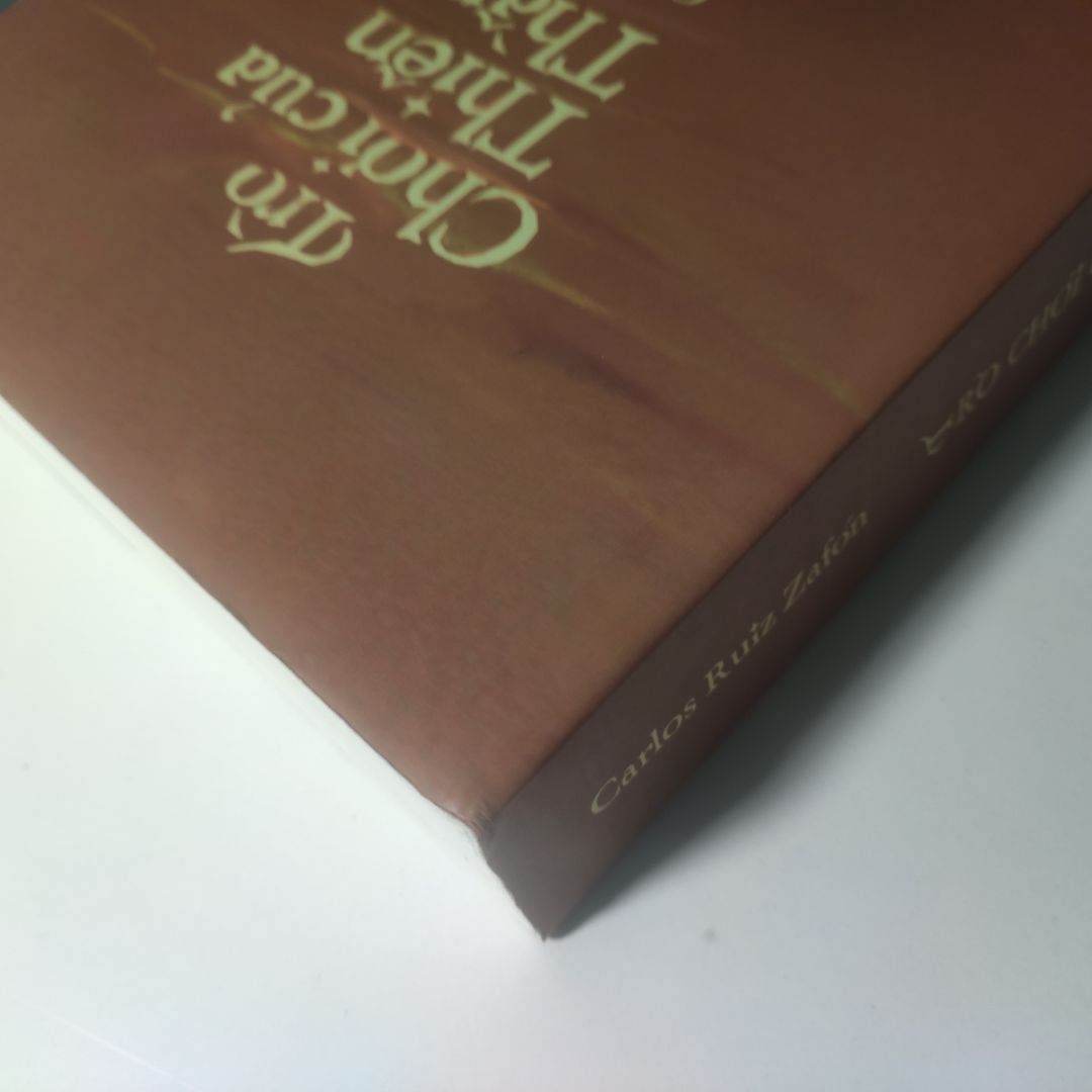 Tuy dịch và chưa đến ngày dự kiến giao hàng nhưng TP.HCM vừa mở cửa mình đã nhận được sách. Luôn thích sách của Nhã Nam, đặc biệt màu giấy rất dễ đọc và tốt cho mắt!