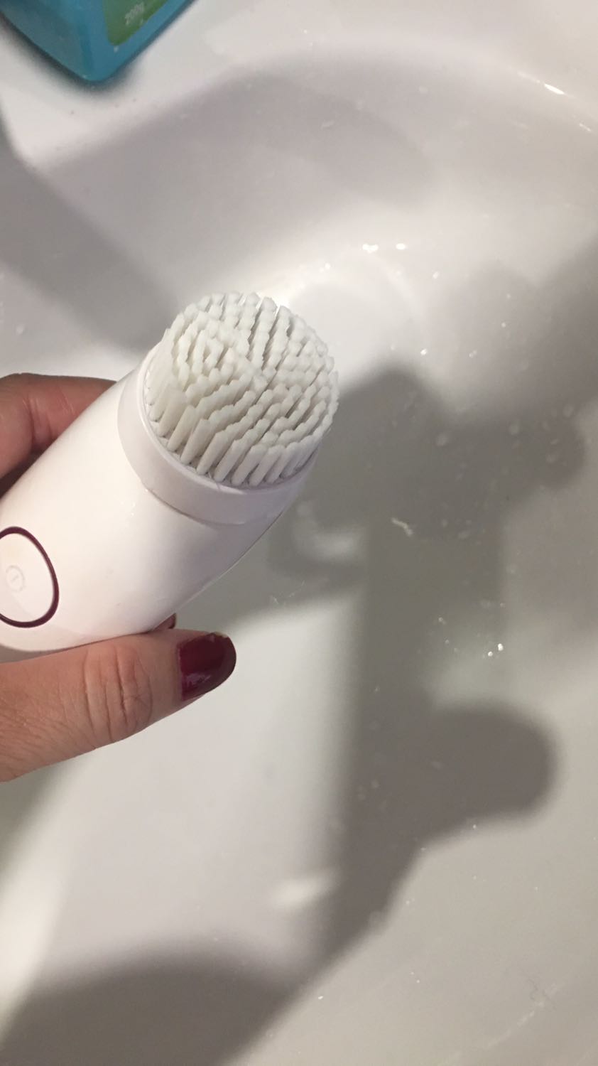 Hàng nhận được không giống hình ảnh. Sợi lông dày và cứng, khi rửa làm đau rát da mặt, khác xa so với chất lượng đầu cọ đi kèm với máy lúc mua.

Tôi nghĩ ít nhất shop cũng phải đảm bảo hàng khách nhận được phải giống với hình ảnh sản phẩm .