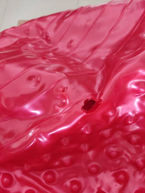 Họ mang theo một quả bóng lỗ. Bị chuột cắn. Shop không trả lời tin nhắn. Tôi không khuyên bạn nên mua.