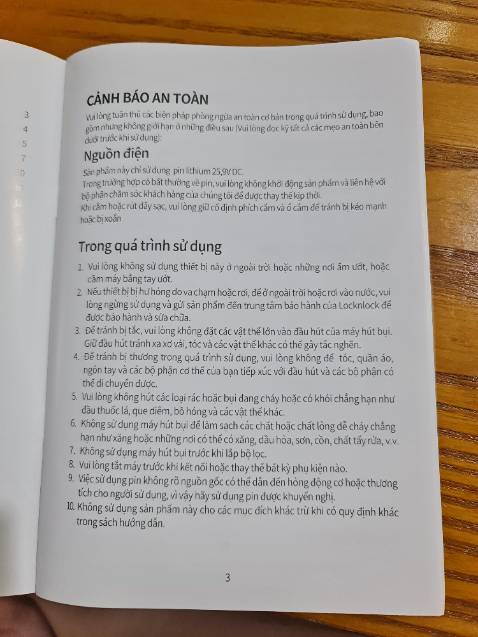 Sản phẩm dùng để vệ sinh nhà cửa, lau và hút bụi. Nhưng theo hướng dẫn sử dụng thì không được dùng ở nơi ẩm ướt. Nhưng cái sàn nhà bị ướt cần lau cũng là nơi ẩm ướt => không được dùng, chỉ được lau khô. Ngoài ra đầu hút không được hút tóc và bông vải => phải dùng 1 máy hút khác, hút sạch tóc và bông vải trong nhà trước khi dùng máy này. Vậy thì sau khi hút sạch tóc và bông vải thì vẫn còn bụi để máy này hút hay sao???

Đọc hướng dẫn sử dụng xong chả muốn lắp ráp nữa