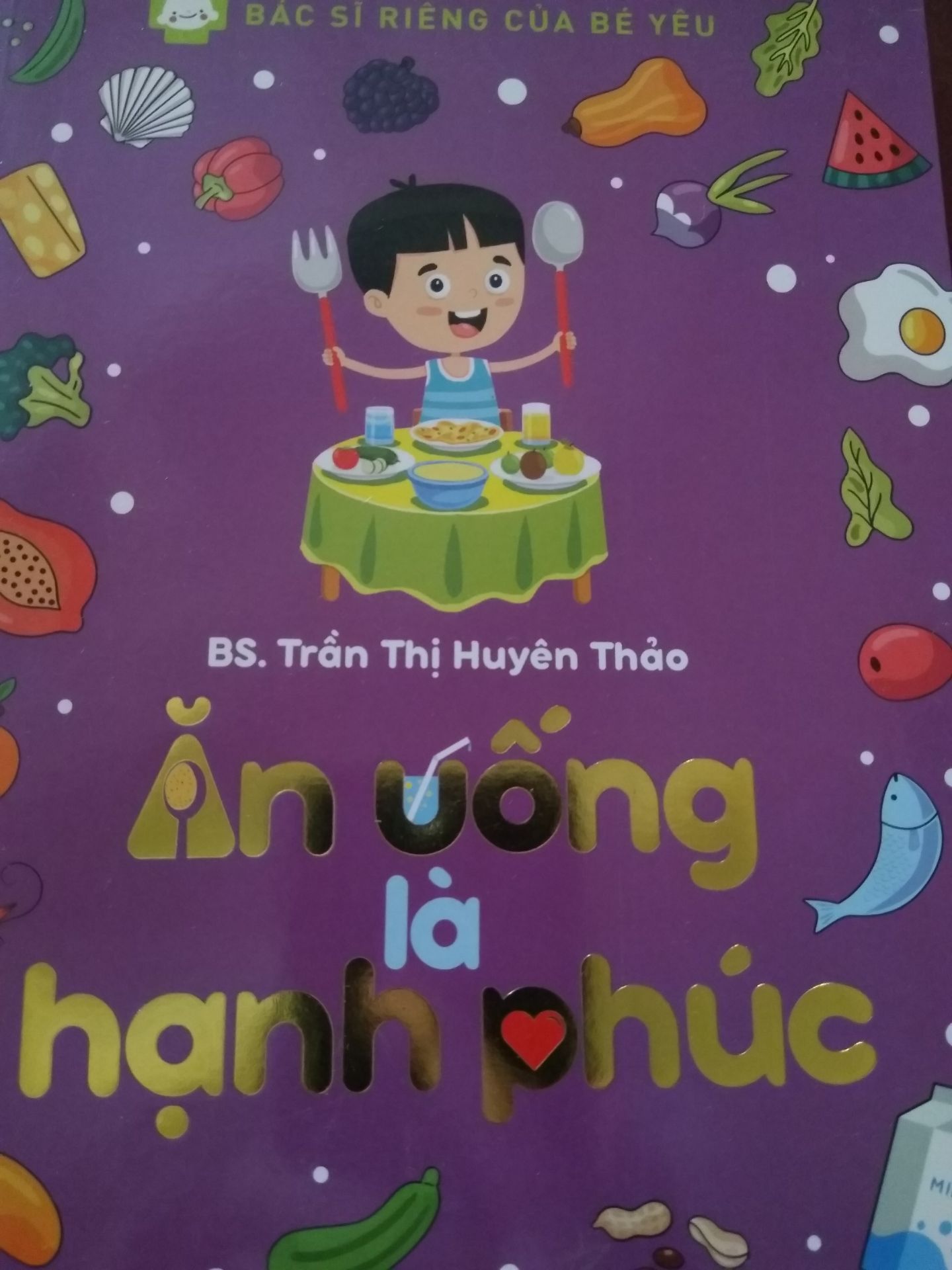 Sách viết về vấn đề ăn uống của trẻ. Mình rất thích giọng văn và cách dùng từ của bác sĩ Huyên Thảo. Mình có theo dõi trang *** của bác nên khi thấy ra sách mình mua ngay.