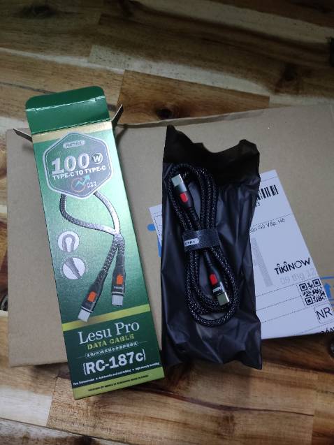 Mua nhầm hàng mất tiêu. Dây 2 chuôi type C mà cốc sạc không có khe Output type C, thế là phải mua thêm cốc sạc :)). Nhưng mà sạc nhanh, ok!