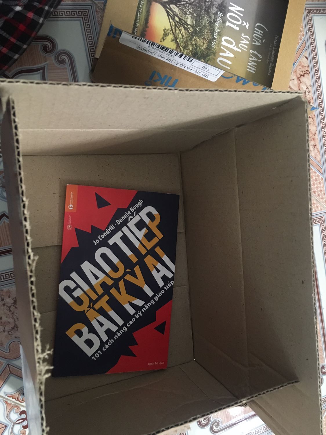 Sách khá mỏng, trình bày bìa hơi xấu, tựa sách nghe vẻ hấp dẫn :)))) lúc nhận thì rõ là sách cũ, trừ 1 sao. Mà đóng hộp thì to đùng :)))) Nội dung thì ngắn gọn, mình thấy cũng bình thường :)))) haizzz chả biết nói gì nữa.