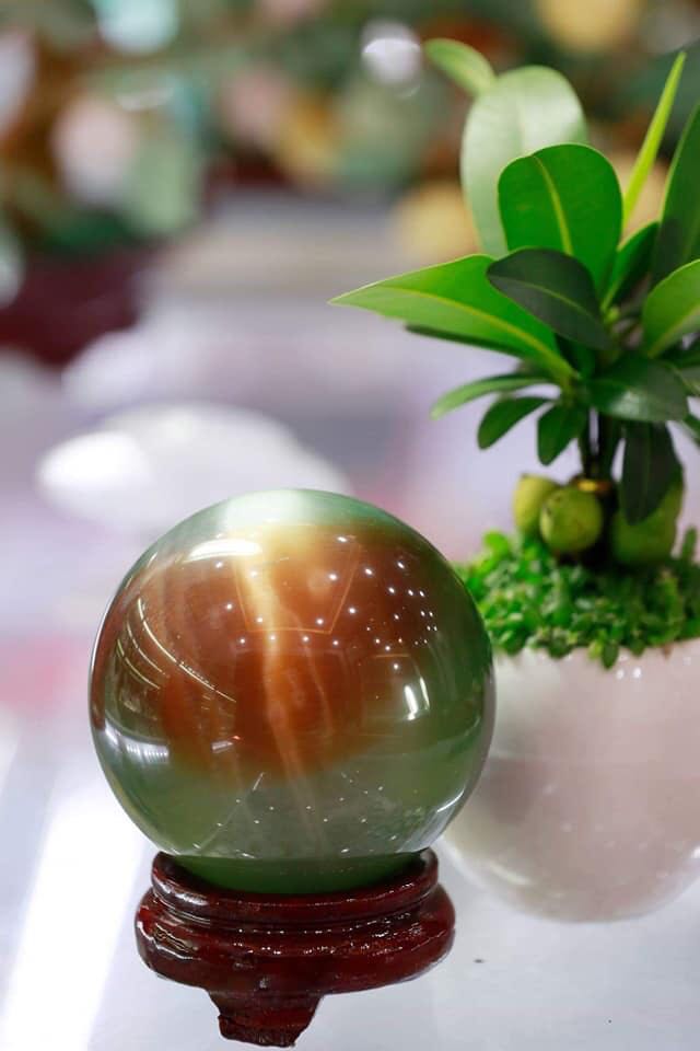 Về đá ngũ sắc thì có đặc biệt thú vị hơn những màu khác. Viên vừa tay cầm có thể sử dụng như viên cầm lăn tay, màu sắc ok có dải sáng đặc trưng đá mắt mèo, nhưng độ bóng chưa thực sự bóng