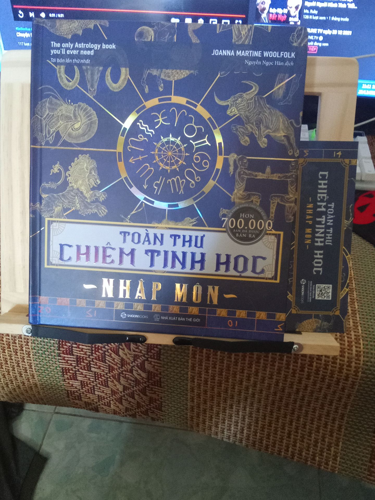 cuốn sách Toàn Thư Chiêm Tinh Học Nhập Môn tập hợp những gì căn bản, nền tảng nhất để hiểu về chiêm tinh học , một môn huyền học khá thú vị , shop giao hàng nhanh , sản phẩm chất lượng và cảm ơn shop còn khuyến mãi tặng cho một cuốn sách  .