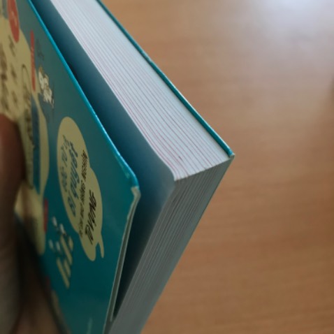 Sách bị hư hại như hình, rất xấu. Tôi đề nghị Tiki đổi trả sách lại cho tôi.