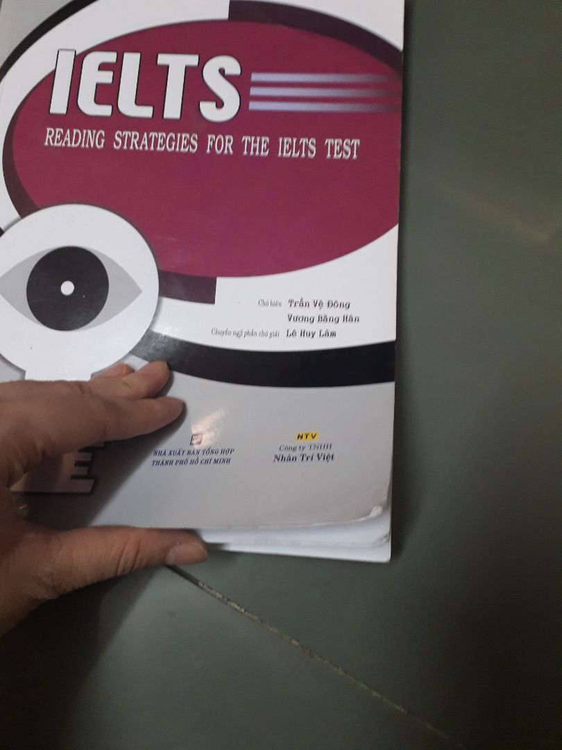 Tiki giao hàng rất nhanh nhưng sách lại bị lỗi quăn góc, nhăn bìa và nhìn có vẻ không mới lắm. Vì mình đi xa trong thời gian hàng về nên không đổi trả đc :(((