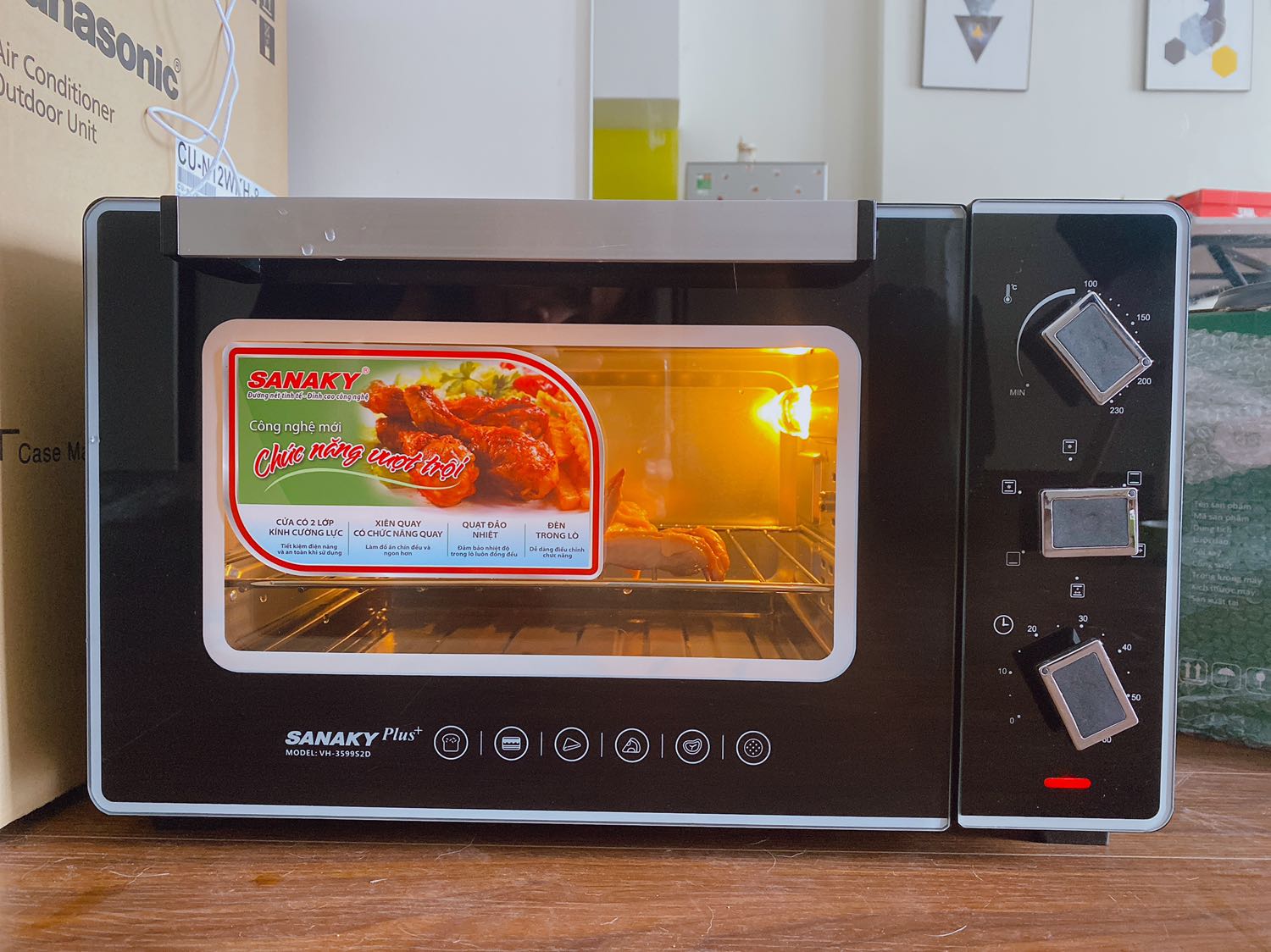 Giống một số b mua trước. Lò t mua cũng bị móp 1 ít bên trên nhưng do mình lười đổi trả nên thôi vẫn dùng
Lò đẹp mà to dã man, về cái đã *** thử nướng cánh gà. Khói ra hơi nhiều nhưng gà khá ngon vì đc nướng giòn đều
Khi nướng, mùi từ lò toả ra khá nhiều nên phòng bh toàn mùi gà nướng