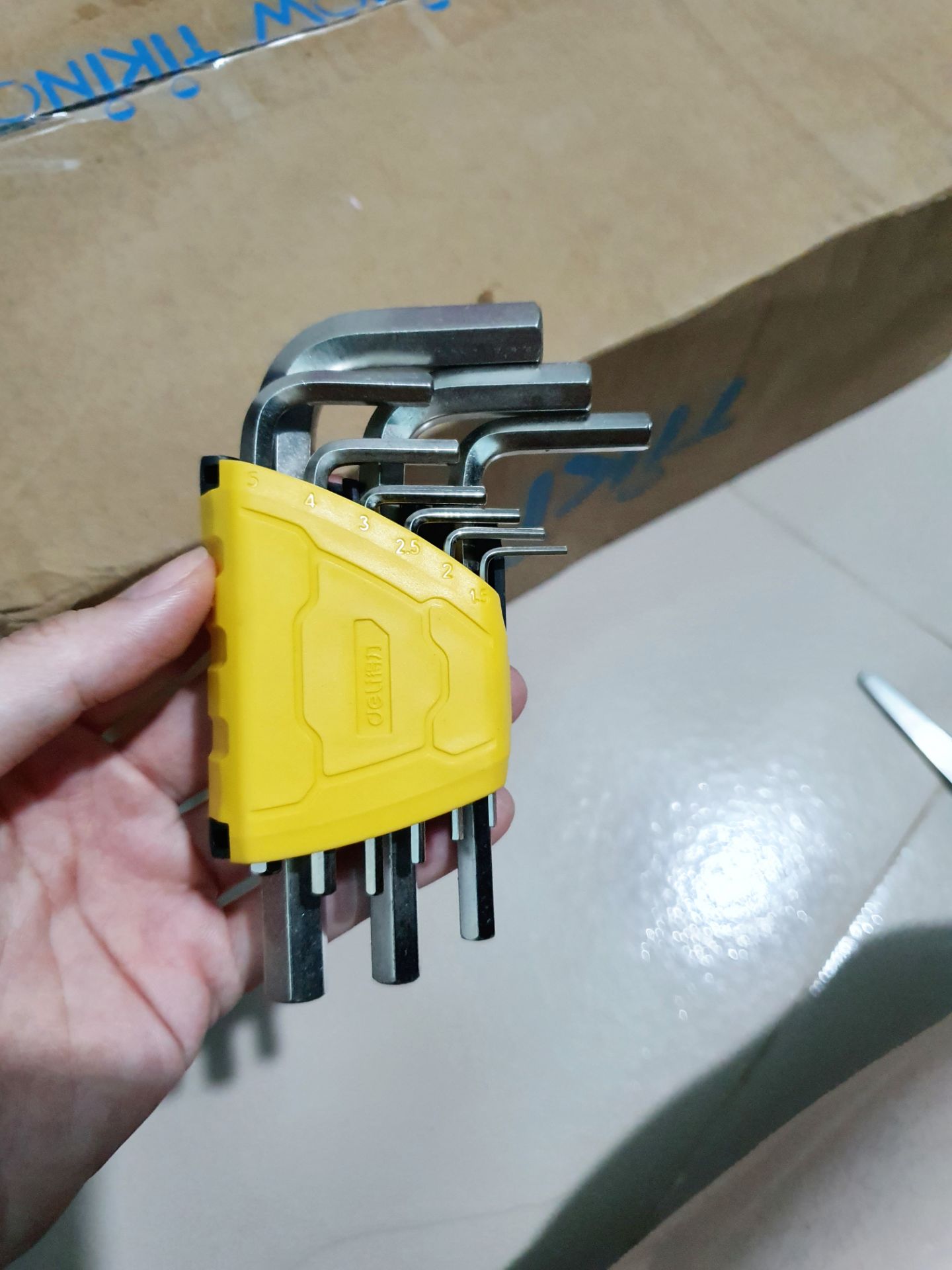 Shop đóng gói kĩ, hàng chất lượng như hình. Cảm ơn shop 😊

Mình là con gái nhưng cũng phải cần những dụng cụ như thế này để thỉnh thoảng có cần đến thì tự tay dùng em nó luôn. Việc nào khó quá hay cần thiết thì mới nhờ anh hàng xóm 😄. Đùa vui chứ những việc nhỏ nhặt bên dụng cụ chị em nên biết dùng, nó rất tiện đấy 😊.