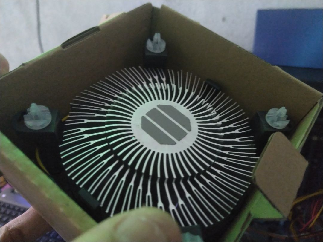 Chạy êm ru, nói thật là cái bọn vi tính này rất hay hỏng quạt cpu, nút bấm, chuột và bàn phím, phải thay liên tục ý