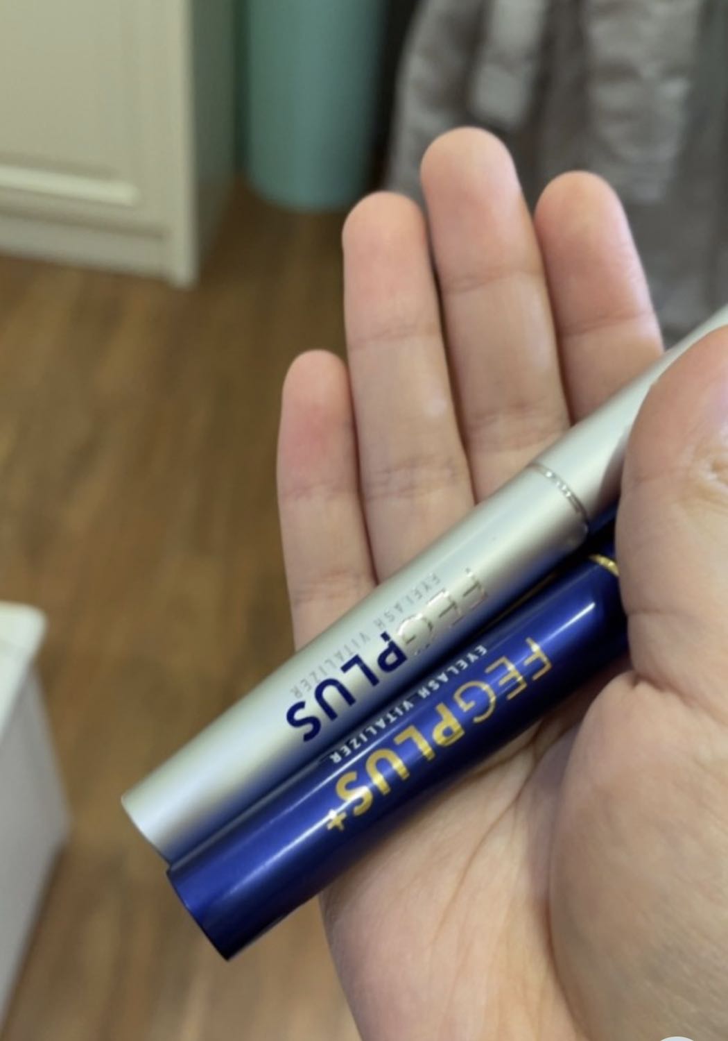 Đây là lần thứ 2 mình quay lại mua,chưa nói về độ dài mi vì mình cảm nhận nó chỉ dài ra được chút xíu nhưng mà có làm dày mi+ ngăn rụng mi khá tốt..mắt mình hay bị ngứa lắm dụi nó mi rụng hoài mà từ hồi dùng e nó mi khoẻ hẳn ra ấy🤗