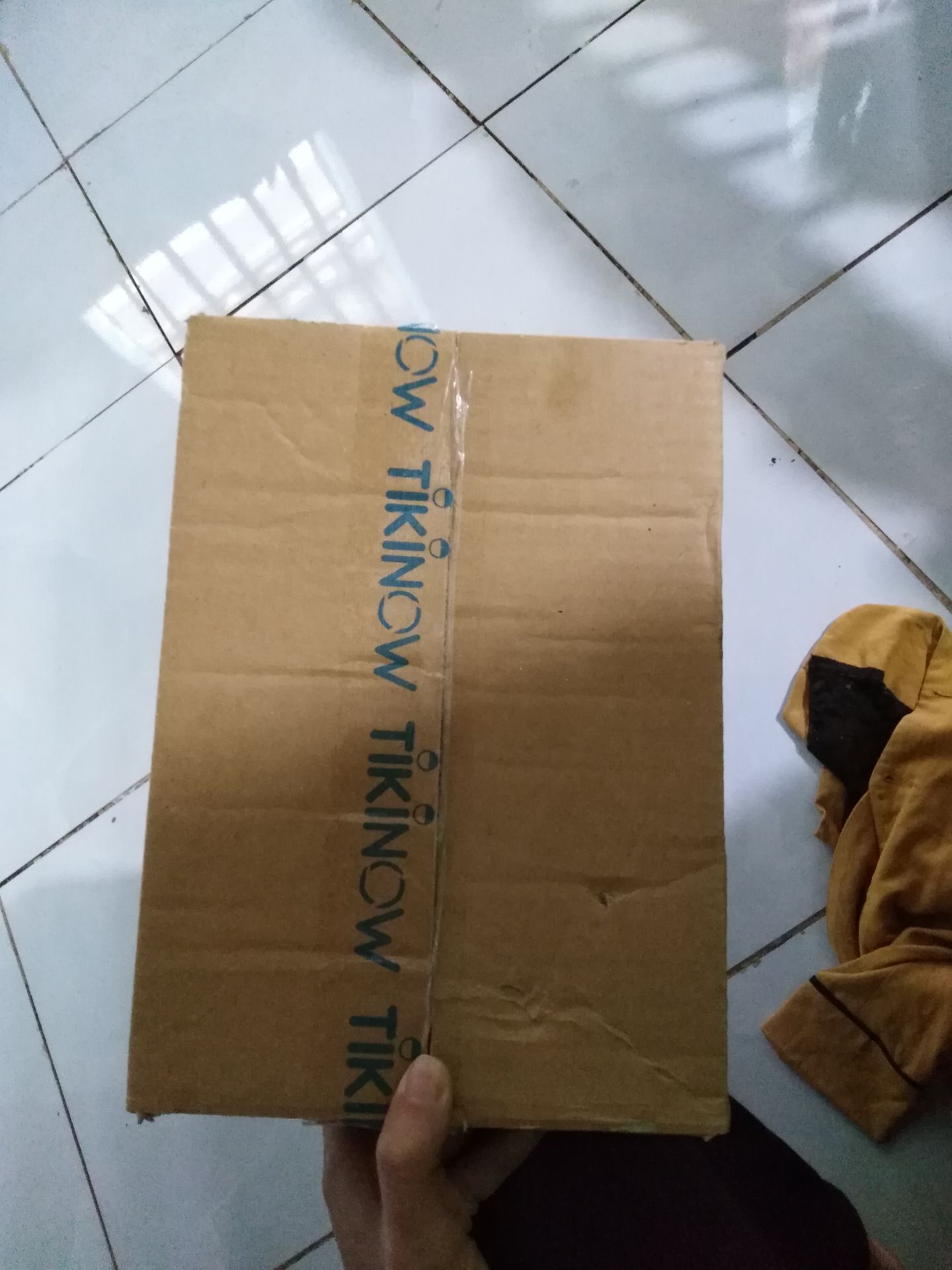 Mọi lần mình nhận hàng của tiki giao đóng gói rất chắc chắn. Nhưng lần này hộp thì như ai bóc ra trước cạy nhẹ là mở hộp, còn đục thủng nữa chứ. Hàng thì mở ra tem chống hàng giả bị cạo, không biết chính hangc k. Cắm thử thì dùng đc. Mọi lần mình nhận hàng của tiki giao đóng gói rất chắc chắn. Nhưng lần này hộp thì như ai bóc ra trước cạy nhẹ là mở hộp, còn đục thủng nữa chứ. Hàng thì mở ra tem chống hàng giả bị cạo, không biết chính hangc k. Cắm thử thì dùng đc.