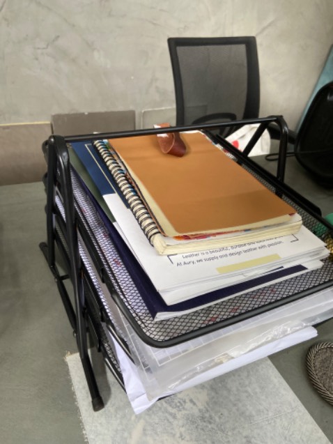 Khay chắc chắn, nhưng chắc do để hàng lâu nên bị rỉ sét vài chỗ nên mình cho 4 sao nha