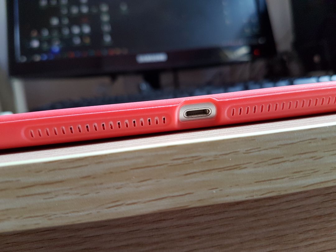 Đẹp. Đúng màu sắc. Mặt ngoài cover là nhựa bóng, mặt trong lót nỉ, mặt lưng nhựa sần, khung cao su mềm, dễ lắp, khít và chắc chắn. Cover có nam châm để tắt màn khi đóng cover. Chất lượng tốt, mình rất hài lòng với sản phẩm.