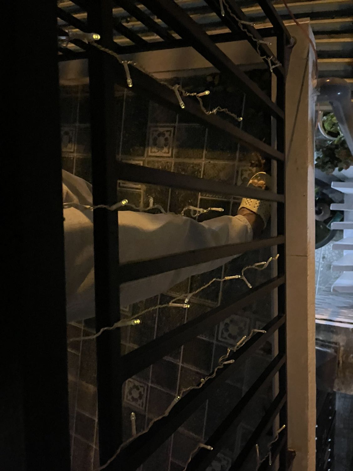 Mình mới nhận hàng 20 ngày, dùng mỗi đêm 2h đồng hồ, hôm nay đã bị hỏng, ánh sáng gần như tắt yếu, mình có thể đổi bảo hành được ko?