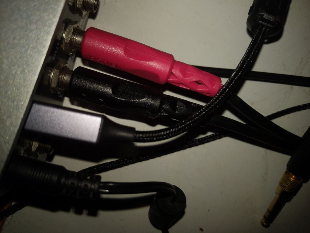 ngoại hình đẹp, dây chắc chắn, mình dùng cho card âm thanh thì không thấy bị nhiễu như sợi dây cũ nhưng mà cứ gắn cục ferrite bead lên cho an tâm 😂