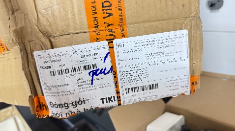 hàng mở ra bị gãy đế, đây là hàng dùng rồi nên bị trầy xước nhiều , cài đặt thi dùng được, nhưng không treo lên được, đang tìm cách chế đây. không biết lỗi do người bán hàng hay do đóng gói ????