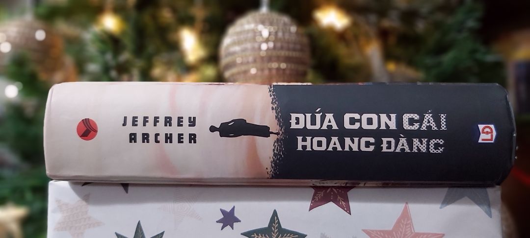 con gái Abel – với một ý chí sắt đá di truyền từ người Florentyna Rosnovski cha, cô quyết tâm theo đuổi mục tiêu và lý tưởng của mình, đó là trở thành nữ Tổng thống Mỹ đầu tiên. Tuy thế, cuộc đời của cô, giống như người cha của mình, cũng gặp vô cùng nhiều trắc trở mà người phụ nữ tham vọng này nhất định phải vượt qua. Với hình tượng được lấy cảm hứng từ những nhân cách lớn như “bà đầm thép" Margaret Thatcher, Golda Meer, hay Indira Gandhi, Jeffrey Archer đã trả lời cho độc giả những câu hỏi về cuộc đời và số phận, về ý nghĩa của cuộc sống này. “Vượt qua con giống tố, vươn đến những vì sao" chính là thông điệp mà cây bút tài ba muốn truyền tải."
Dịch vụ TikiNOW rất tiện cho mình, sách đẹp được đóng hộp cẩn thận giao trong vòng 2h và freeship. Like & Thanks!