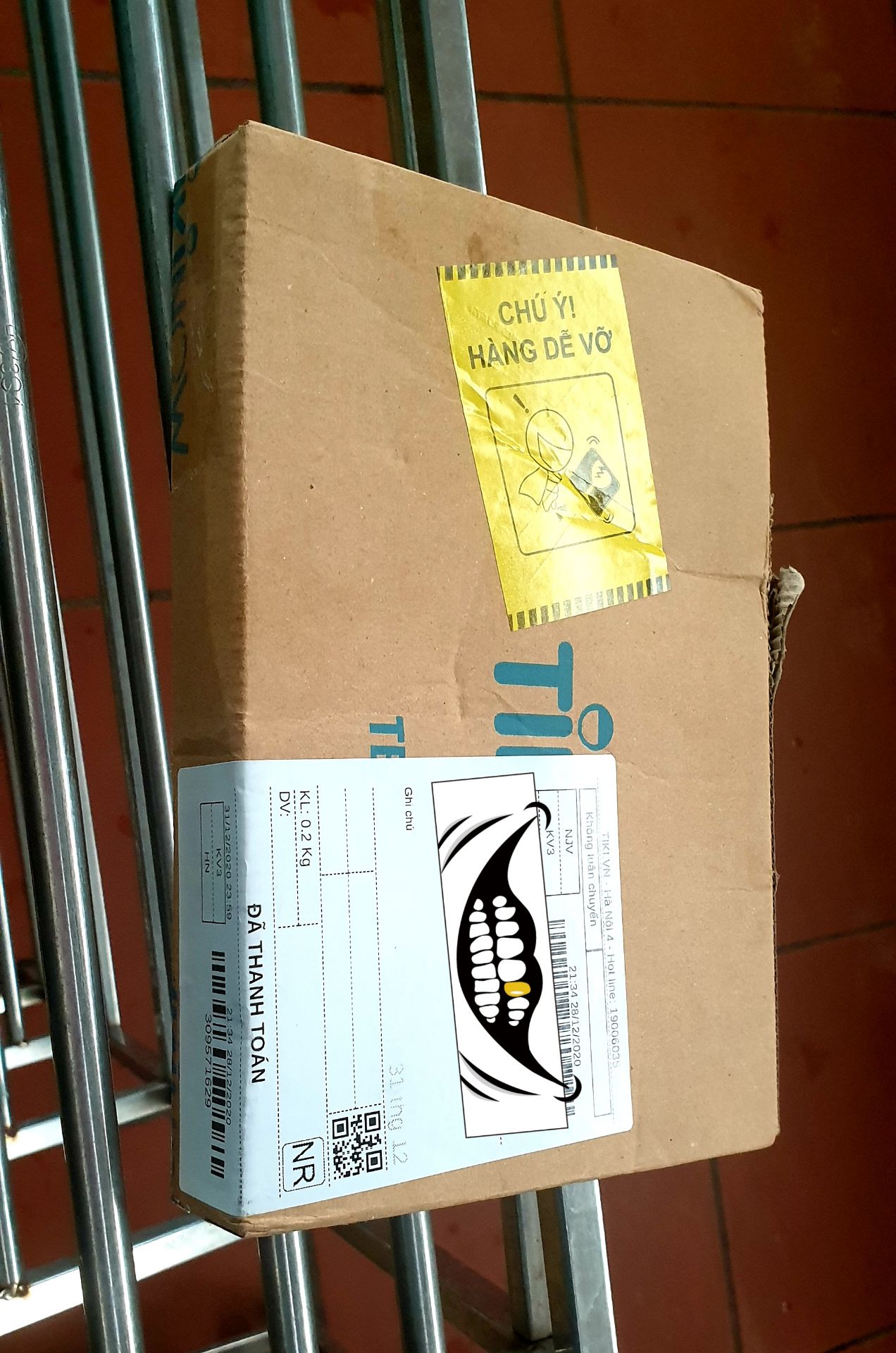 1 lần nữa bất ngờ về tốc độ giao hàng của tiki, mặc dù giao đi tỉnh, chưa đầy 24h nhận luôn.
Có điều, hộp đóng gói ghi hàng dễ vỡ, nhưng bên trong không được bọc chèn xốp hay nilon hơi chống sốc, rỗng không, hộp máy tính lọc xọc bên trong, nên không hiểu sẽ chống va đập kiểu gì nếu rơi.
Điều thứ 2, khi lấy hộp ra, rõ ràng hộp đã bị bóc, không còn nguyên tem, mặc dù có thể tạm hiểu là bị bóc ra để dán tem nhà phân phối. Tuy nhiên đánh giá đây là cách làm rất rất cổ và không chuyên nghiệp. Hãy học các bạn doanh nghiệp nước ngoài, hàng mua nguyên đai xuất từ nhà máy, họ quản lý theo mã vạch hoặc barcode. Ít ra khi bóc hàng dán tem, nên bỏ vào tờ giấy thông báo và xin lỗi khách hàng về sự bất tiện.
Đánh giá tiki 5 sao, NPP 4 sao, tổng vẫn để 5 sao.