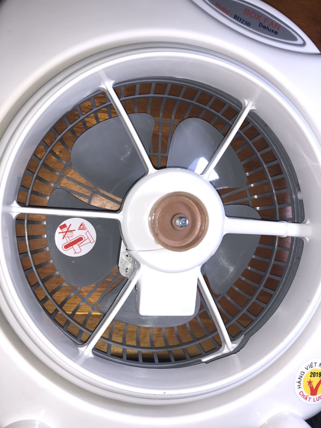 Khi mua hàng về quạt giao hàng mở ra bị vỡ, khi chạy thì kêu tè tè, phát tiếng ồn. Tôi quá thất vọng!!