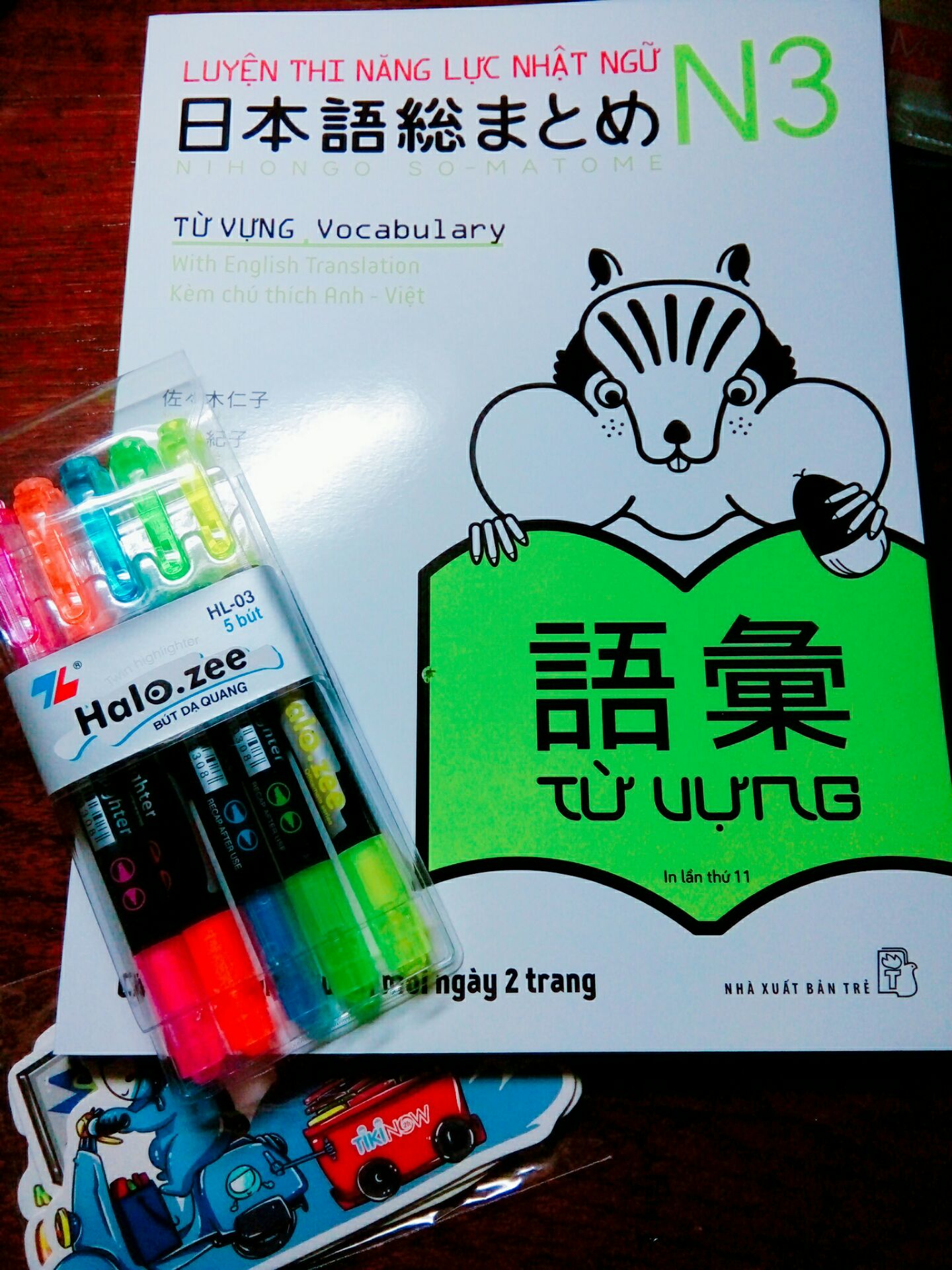Mình mua sách được mấy hôm rồi nhưng giờ mới rãnh để nhận xét. Tiki giao hàng cực nhanh luôn í, đặt 1h chiều hôm qua thì trưa hôm sau đã có hàng tới tay rồi, do mua đúng đợt khuyến mãi lại còn tặng kèm bookmark dễ thương nữa chứ. Về sách thì giấy màu vàng nhạt nhạt, đúng kiểu sách Nhật luôn í, chữ rõ ràng. Nói chung là ổn, sẽ ủng hộ tiki lần sau. Mình mua sách được mấy hôm rồi nhưng giờ mới rãnh để nhận xét. Tiki giao hàng cực nhanh luôn í, đặt 1h chiều hôm qua thì trưa hôm sau đã có hàng tới tay rồi, do mua đúng đợt khuyến mãi lại còn tặng kèm bookmark dễ thương nữa chứ. Về sách thì giấy màu vàng nhạt nhạt, đúng kiểu sách Nhật luôn í, chữ rõ ràng. Nói chung là ổn, sẽ ủng hộ tiki lần sau.