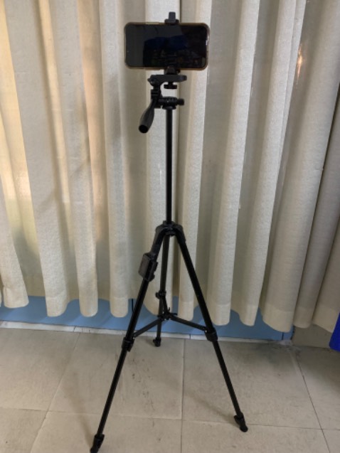 Thứ 1 là hàng xuất xứ TQ lại quảng cáo xuất xứ VN. Thứ 2 là quá cồng kềnh và quá nặng nên sẽ hơi bất tiện khi mang đi du lịch hoặc chụp ảnh bên ngoài. Có thể chắc chắn cho bạn nào chỉ sử dụng tại chổ.