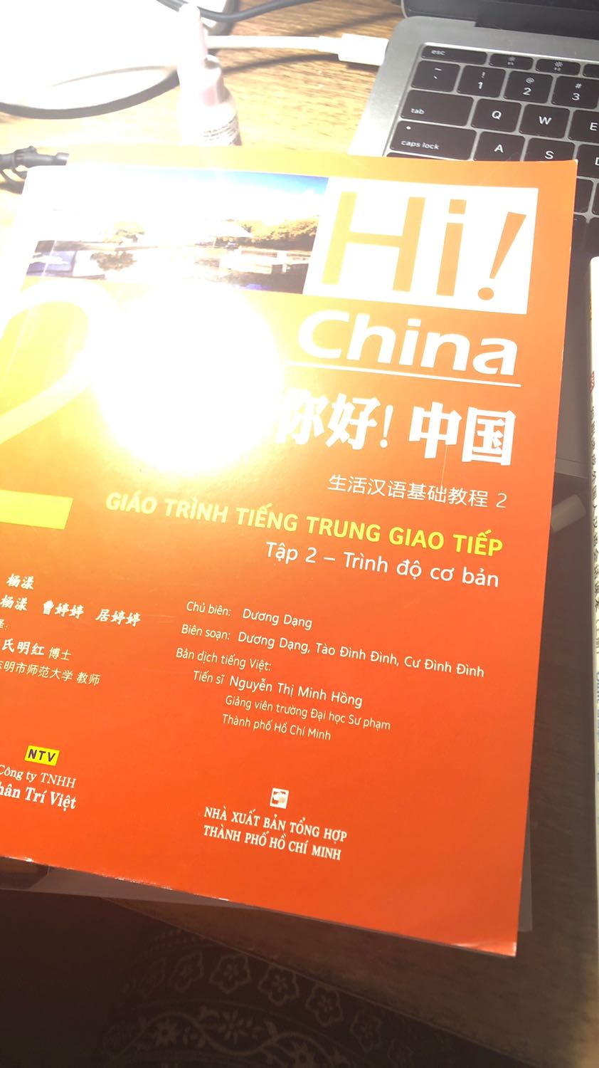 Mình muốn tự học tiếng Trung cơ bản từ lâu rồi, nhân dịch Tiki sale off 91% hốt liền 2 quyển tập 1 2 và ưng cái bụng. Sách màu, trình bày rất dễ hiểu.