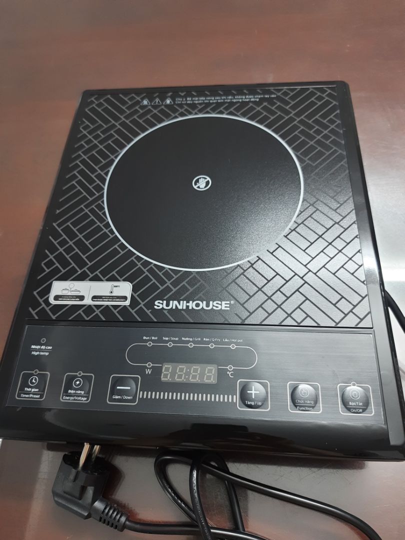 Tiki giao hàng nhanh hơn 1 ngày đóng gói cẩn thận, bếp mới đẹp. Mình nấu thử thấy okey. Nhưng mặt bếp rất rất nóng, sau khi tắt bếp . Do đó phải rất cẩn thận khi sử dụng nếu nhà có bé nhỏ ( vì trước  đây mình xài bếp từ, nên nấu xong ko thấy nóng như vậy ) Tiki giao hàng nhanh hơn 1 ngày đóng gói cẩn thận, bếp mới đẹp. Mình nấu thử thấy okey. Nhưng mặt bếp rất rất nóng, sau khi tắt bếp . Do đó phải rất cẩn thận khi sử dụng nếu nhà có bé nhỏ ( vì trước  đây mình xài bếp từ, nên nấu xong ko thấy nóng như vậy )