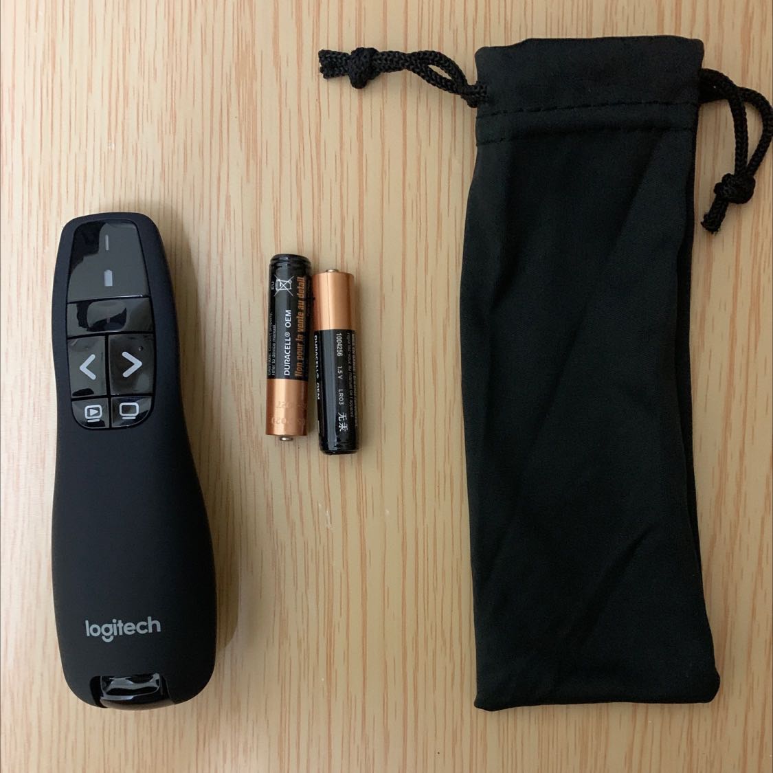 Xài ổn nha mng. Logitech thì chất lượng luôn ổn định rồi. Cầm rất vừa tay, chắc chắn nữa, 1 sự đầu tư đáng tiền cho những buổi presemt chất lượng. Nhãn hàng cho sẵn 2 viên pin rồi nên xài đc luôn nha