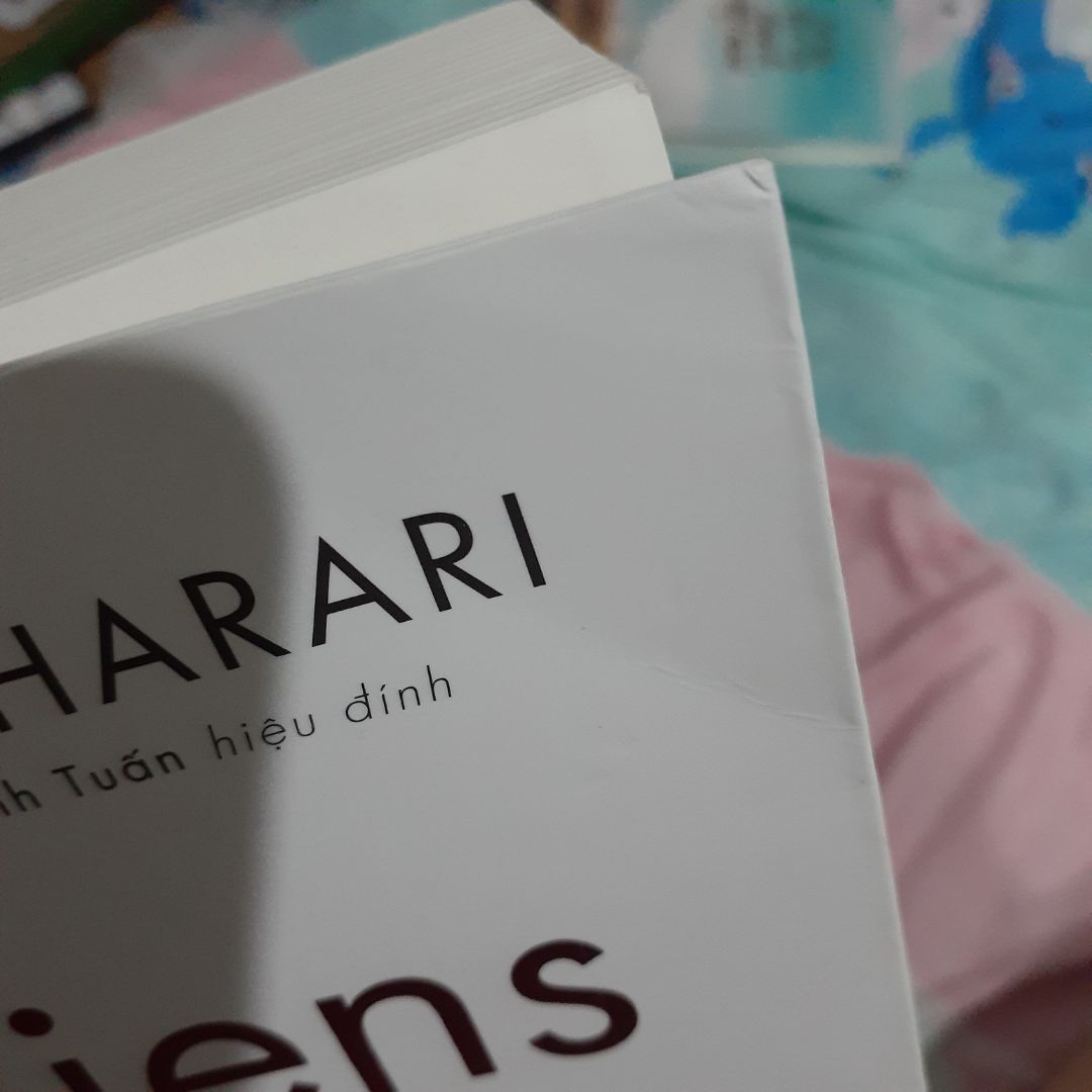 sách hay và nó là cuốn sách yêu thích của mình nhưng khi mình khui lấy sách thì mình thất vọng kinh khủng :) sách dơ, dính và gáy hư hư bìa sách nhăn gãy nữa :)