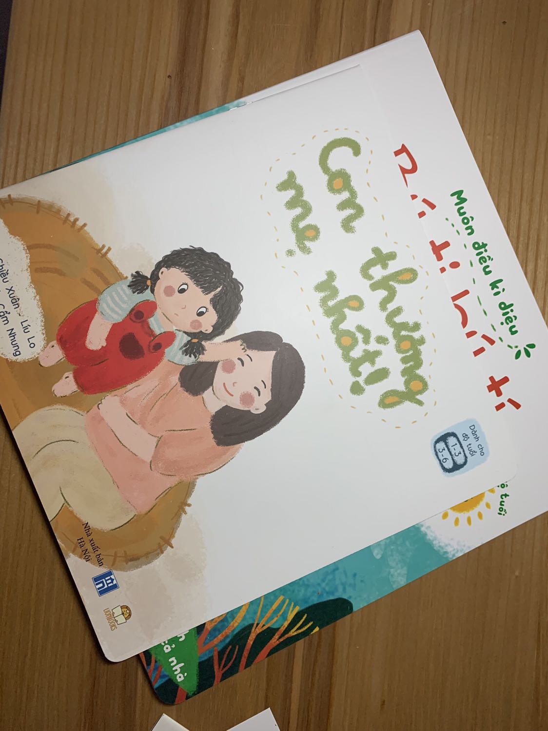 Sách xinh lắm ạ. Minh hoạ đẹp, lời thơ đáng yêu xỉu. Ôi đầu xuân năm mới lì xì cho các cháu mấy cuốn sách mà thích lấy thích để lăn lê bò toài đòi dì đọc cho nghe =))) Cảm ơn lionbooks nhiều nhiều.