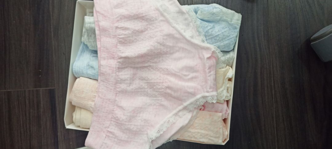 Cảm ơn shop giao hàng rất nhanh, quần nhìn ở ngoài rất đẹp , vải thun co giãn mặc rất thoải mái . Sản phẩm tốt và đẹp y như quảng cáo. Sẽ tiếp tục ủng hộ shop.