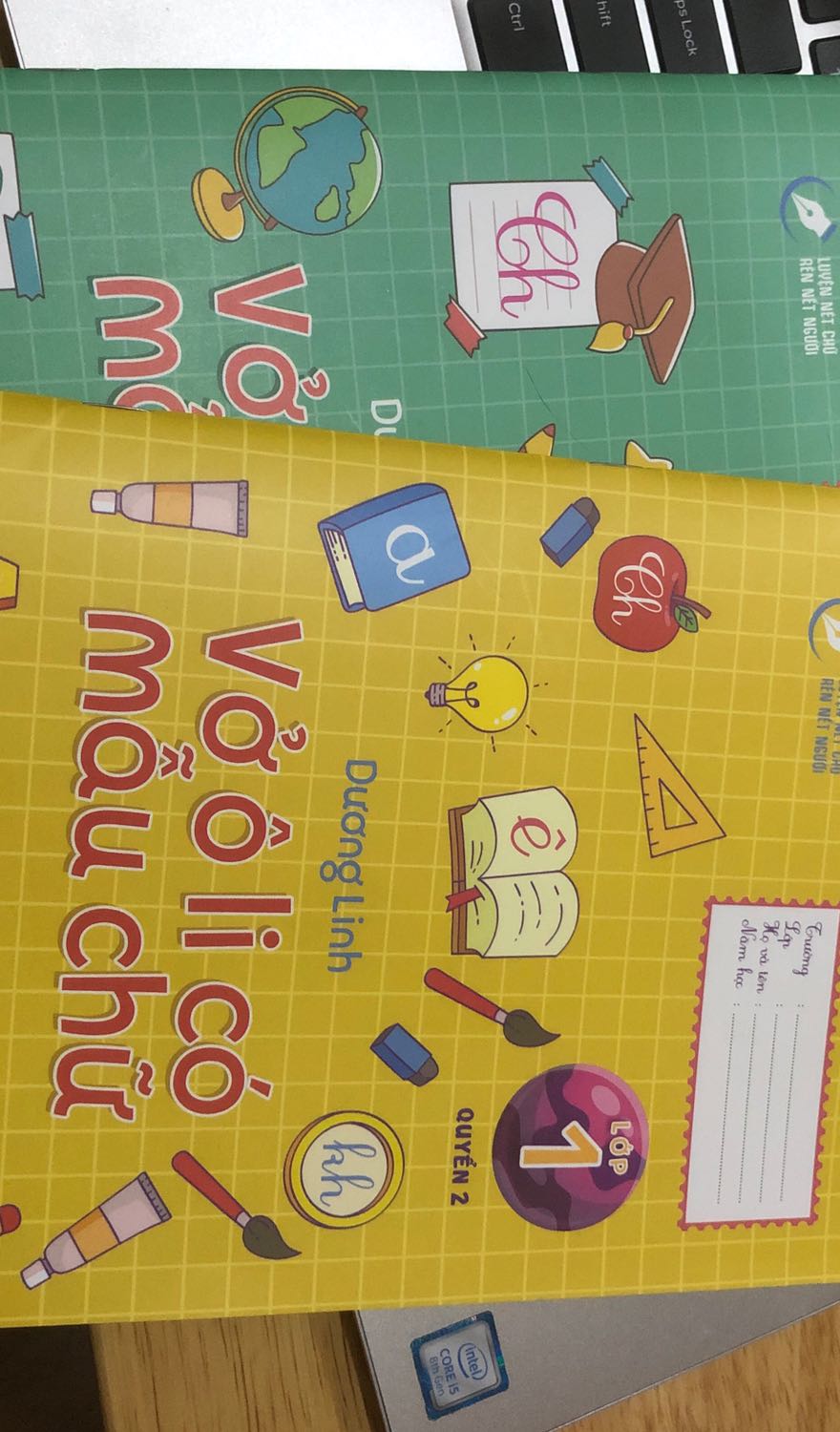 Giấy tạm ổn nhưng vẫn có hằn sang trang sau nhưng ko bị thấm mực, giấy trăng vừa phải ko bị loá mắt, sách cầm vừa tay, bìa chỉn chu sắc nét, nét chữ mẫu đẹp và có chia bài theo vần cụ thể