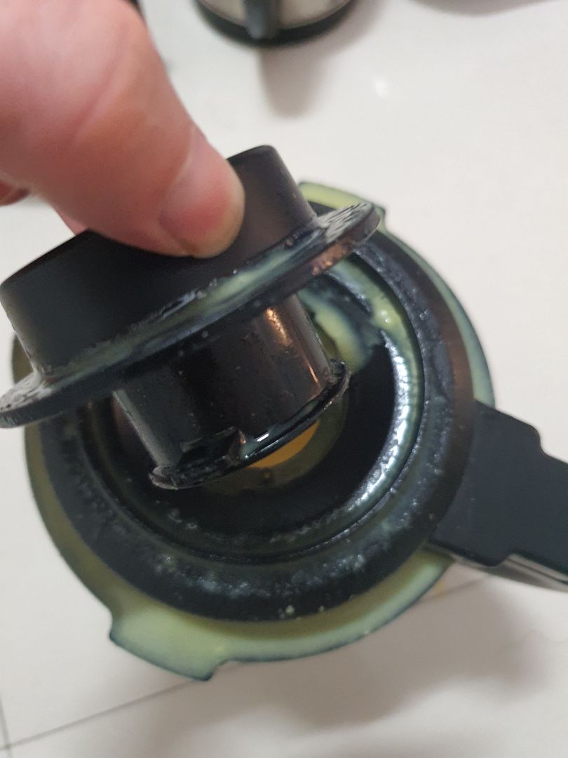 đánh giá 0 sao mà không được.
hàng dùng sợ hãi, nấu lúc trào lúc không. không an tâm khi sử dụng.
Dưới đây là hình ảnh thật sau 2 tuần sử dụng. nấu 3 lần 2 lần trào như hình.
may là ngồi canh. chứ để đó mà ko xem cháy cả máy, trào nước chập điện, cháy nhà lúc nào không hay.
Đề nghị thu hồi sản phẩm và đền bù cho người xử dụng sản phẩm này.