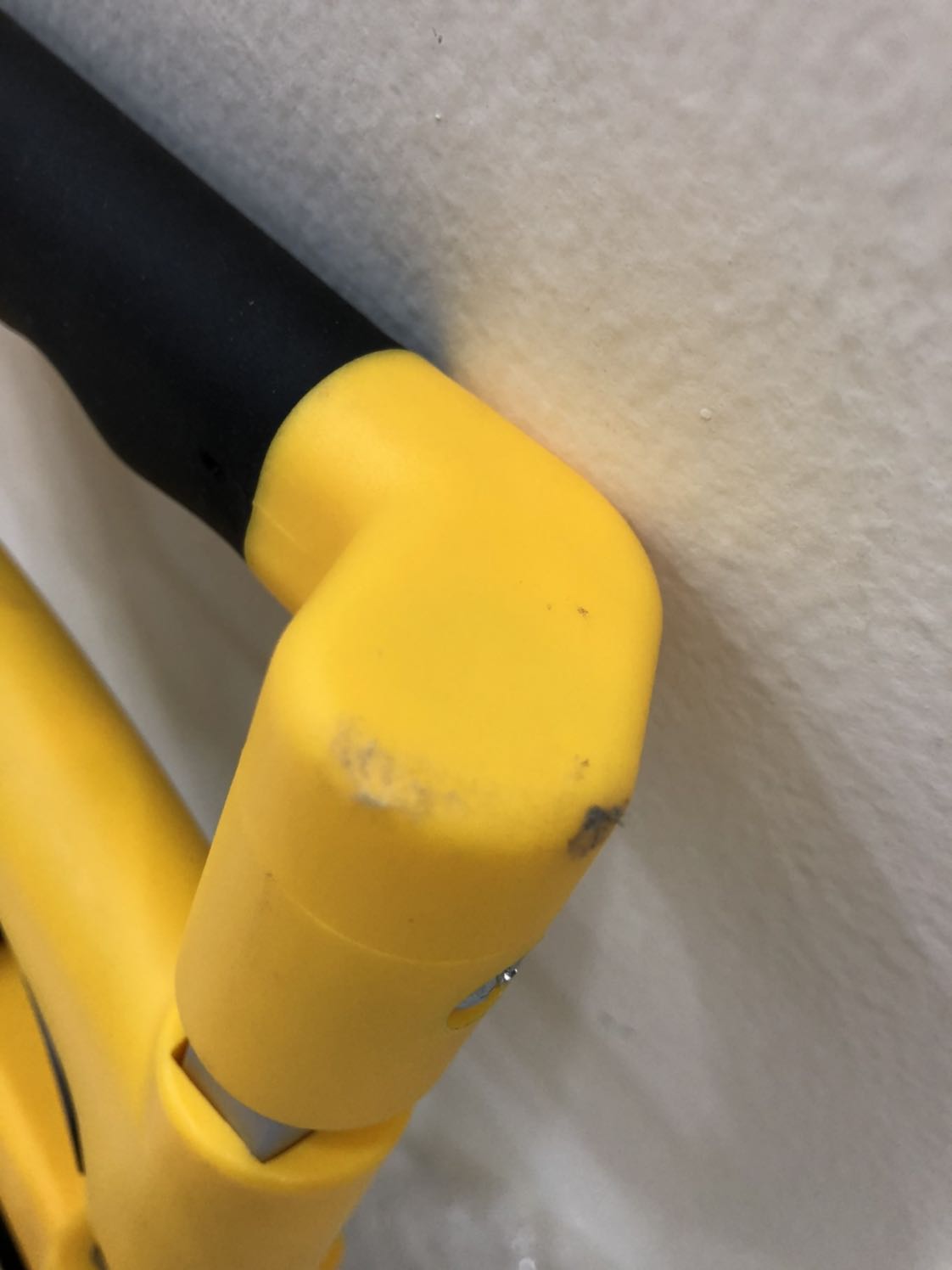 Đặt hàng buổi sáng, buổi chiều đã nhận đc. 
Tay đẩy nhựa cứng màu vàng bị trầy xước cả 2 bên, không biết có phải đã qua sử dụng chưa. 
Sp nhẹ, kéo nhẹ nhàng. Tay cầm kéo lên xuống cũng nhẹ nhàng. Bánh xe cứng cáp. Tải trọng có lẽ chỉ dc 25-30 kg.