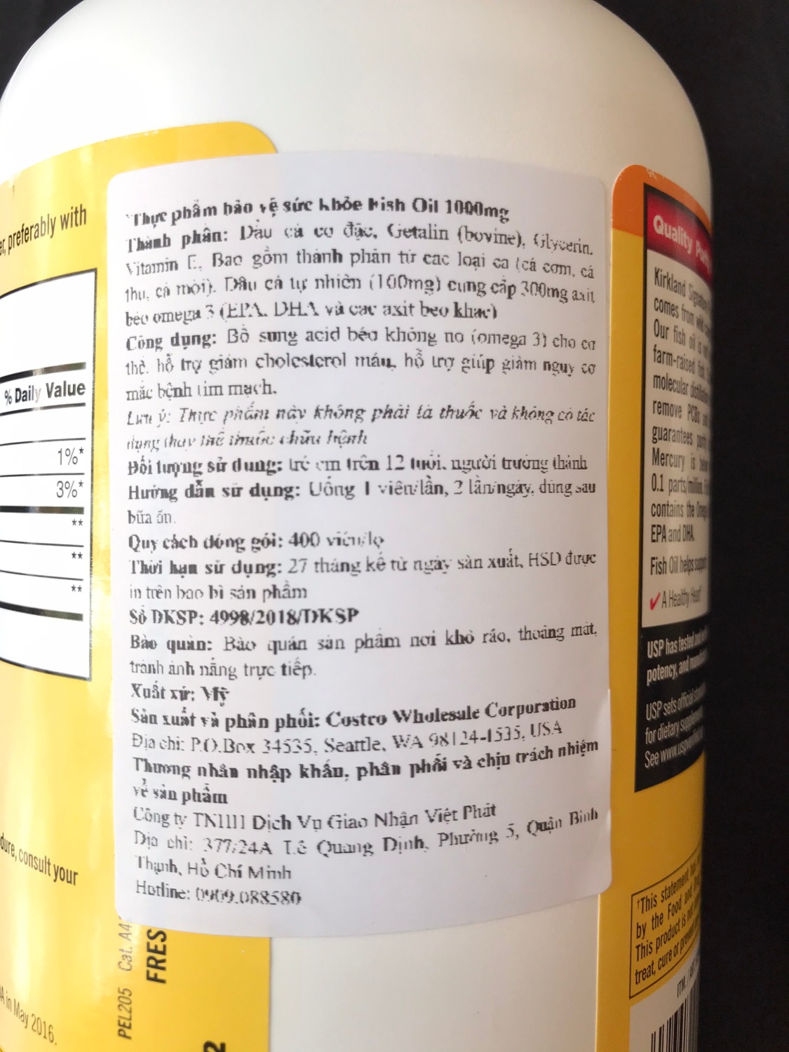 Giao hàng nhanh nhưng không hiểu sao thùng hàng lúc giao lại mở toang, không hề được dán lại, hình mình chụp là nguyên xi cái thùng lúc mình nhận luôn, nắp thùng ko gập xuống luôn mà, sản phẩm có hạn sử dụng còn dài, có tem phụ nhưng được in khá nhòe và mờ, không có tem của bộ công an nên cũng chẳng biết kiểm tra kiểu gì, chất lượng thì dùng xong mới đánh giá được.