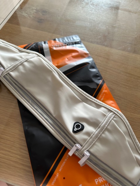 Hàng đẹp dày dặn,nhỏ gọn,chất liệu chất lượng.Rất hài lòng shop,sẽ mua thêm sản phẩm khác của shop.