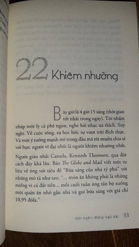 Tạm đc 5/10. Sách chỉ để tham khảo, lời khuyên cũng hay. Nhưng quá chung chung (kiểu bạn nên làm gì, phải như thế này hay thế kia). Kiến thức để biết thêm về những người nổi tiếng và các câu trích dẫn lời nói của họ.
Thay vì vậy mình thấy mua những cuốn sách đi sâu vào vấn đề và nội tâm để hiểu bản thân, tìm động lực các tiềm năng,... Sẽ bổ ích nhiều hơn.