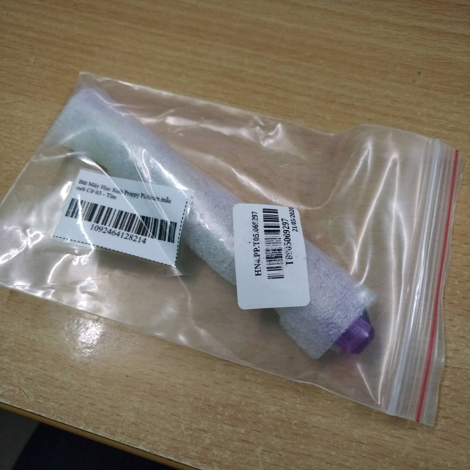 Bút màu xanh không bọc nilong là mua ở The True Japan.
Đóng gói sản phẩm quá kém.
Tên thương hiệu, loại sản phẩm, mã vạch in trên vỏ bút dùng tay xóa đi được
--------------
Bút màu tím mua tại : https://tiki.vn/cua-hang/gian-hang-viet (Gian hàng Việt). Đóng gói cẩn thận hơn, Mã vạch, tên thương hiệu, loại bút in rõ nét không thể xóa được. Bút màu xanh không bọc nilong là mua ở The True Japan.
Đóng gói sản phẩm quá kém.
Tên thương hiệu, loại sản phẩm, mã vạch in trên vỏ bút dùng tay xóa đi được
--------------
Bút màu tím mua tại : https://tiki.vn/cua-hang/gian-hang-viet (Gian hàng Việt). Đóng gói cẩn thận hơn, Mã vạch, tên thương hiệu, loại bút in rõ nét không thể xóa được.