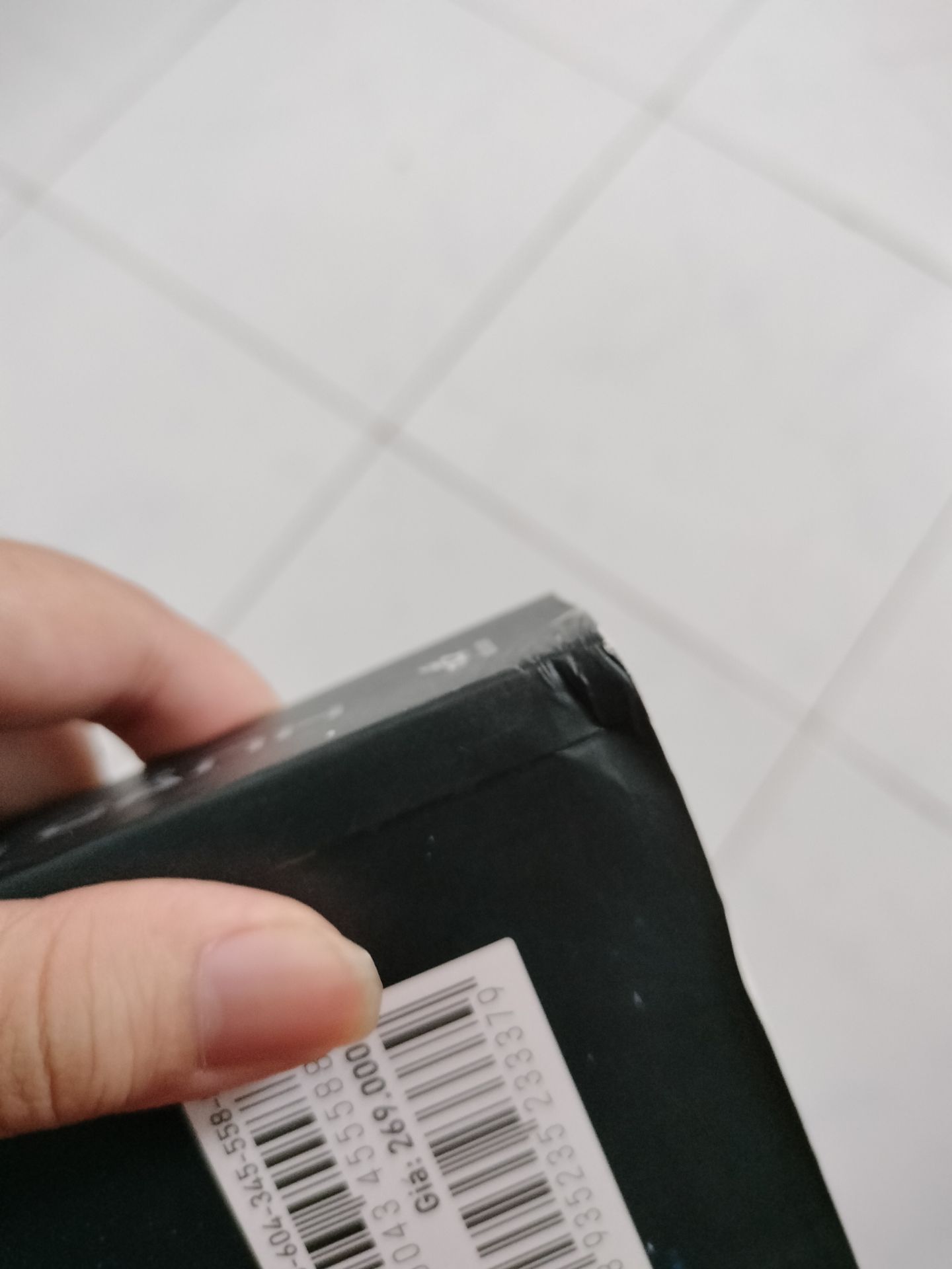 Buồn nhẹ Tiki vì sách móp méo thế này nha. Các quyển sách khoa học thường thức có tham vọng thế này luôn được chào đón, đặc biệt là chúng đến từ các góc nhìn của các tác giả với lĩnh vực khác nhau, họ sẽ giải thích con đường hình thành - vũ trụ, Trái Đất, sự sống, tiến hoá, lịch sử loài người, cơ thể người, năng lượng,... với một lăng kính độc đáo. Đây là một quyển sách như vậy.