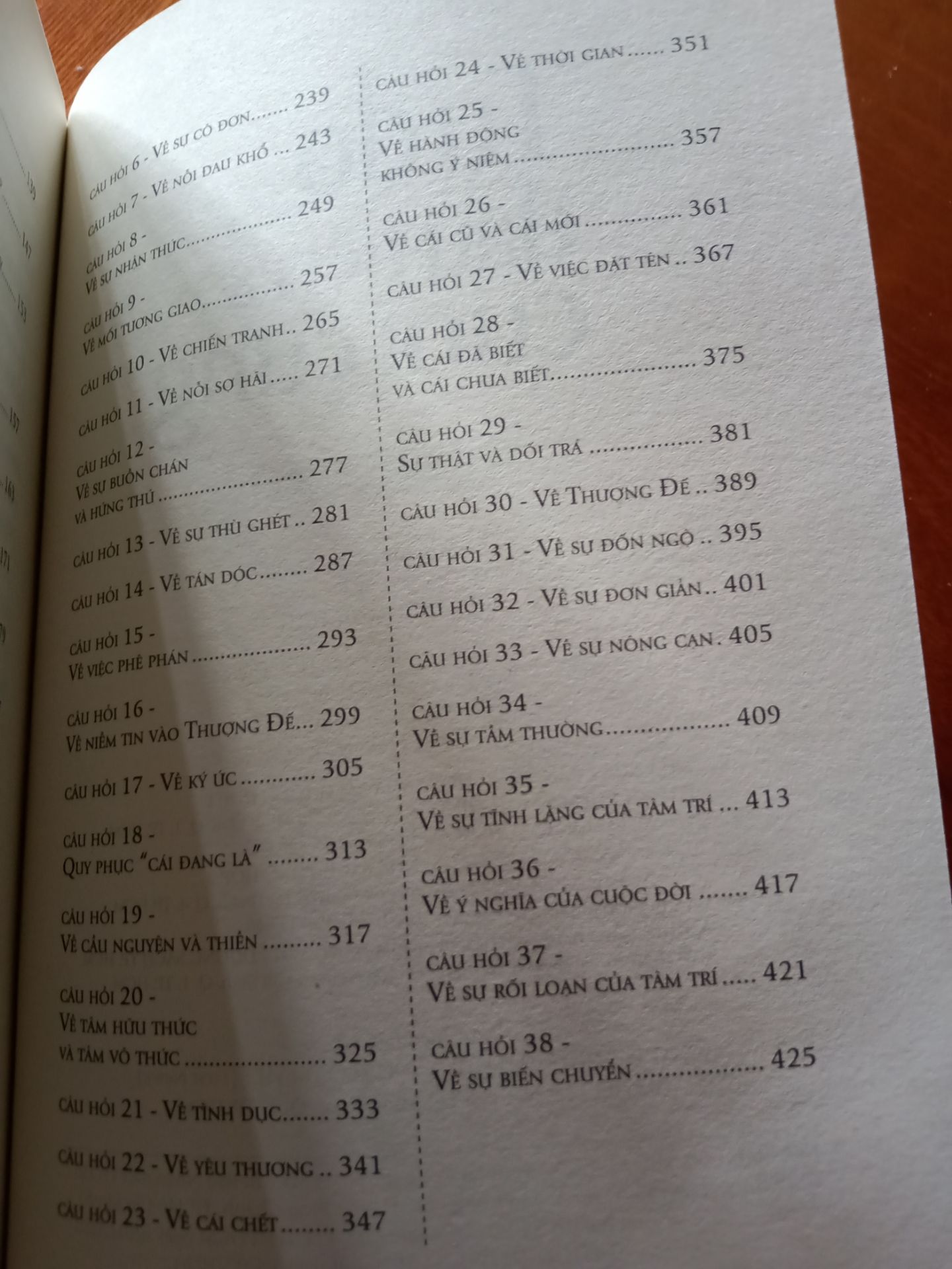 Sách hay nha mn^^ , lúc mình mua sách ko được đọc thử, mình mua vì thích tác giả này, mình chụp mục lục và mấy trang các bạn có thể tham khảo, quyết định nha!