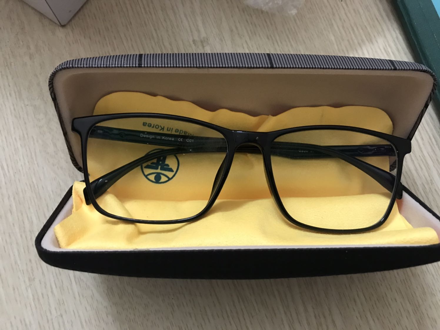 Sản phẩm tốt mong có video *** chống ánh sáng xanh của kính