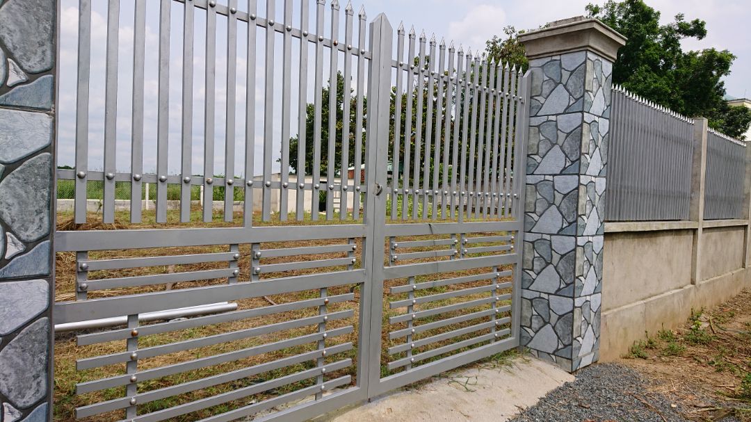 Máy tốt so với giá, thành quả là sơn 2 cổng 1 hàng rao. Với sơn 2 thành phần thì pha loảng một chút, bên trong có 1 roan su, nên lấy vỏ xe máy cắt để dành vài cái vì thế nào cái roan cũng hư vì ngâm trong xăng thơm