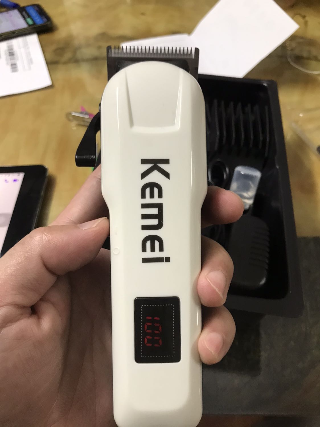 Máy cầm chắc tay, khá là khoẻ, ko quá ồn. Lúc minh mới nhận về thì 100% pin. Cắt một cái đầu tốn khoảng 7-10% pin.
Đáng mua.